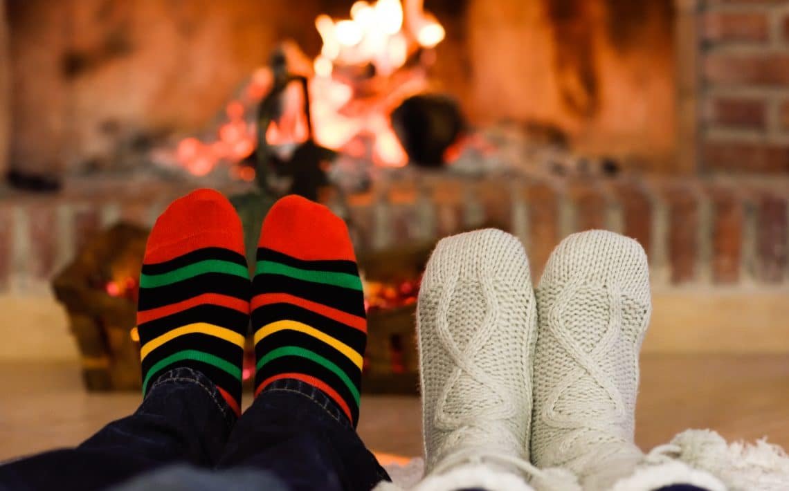 winter invierno biloba feet-christmas-fireplace
